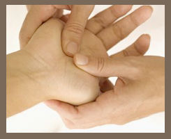 masaje de las manos, que activa puntos de la reflexología